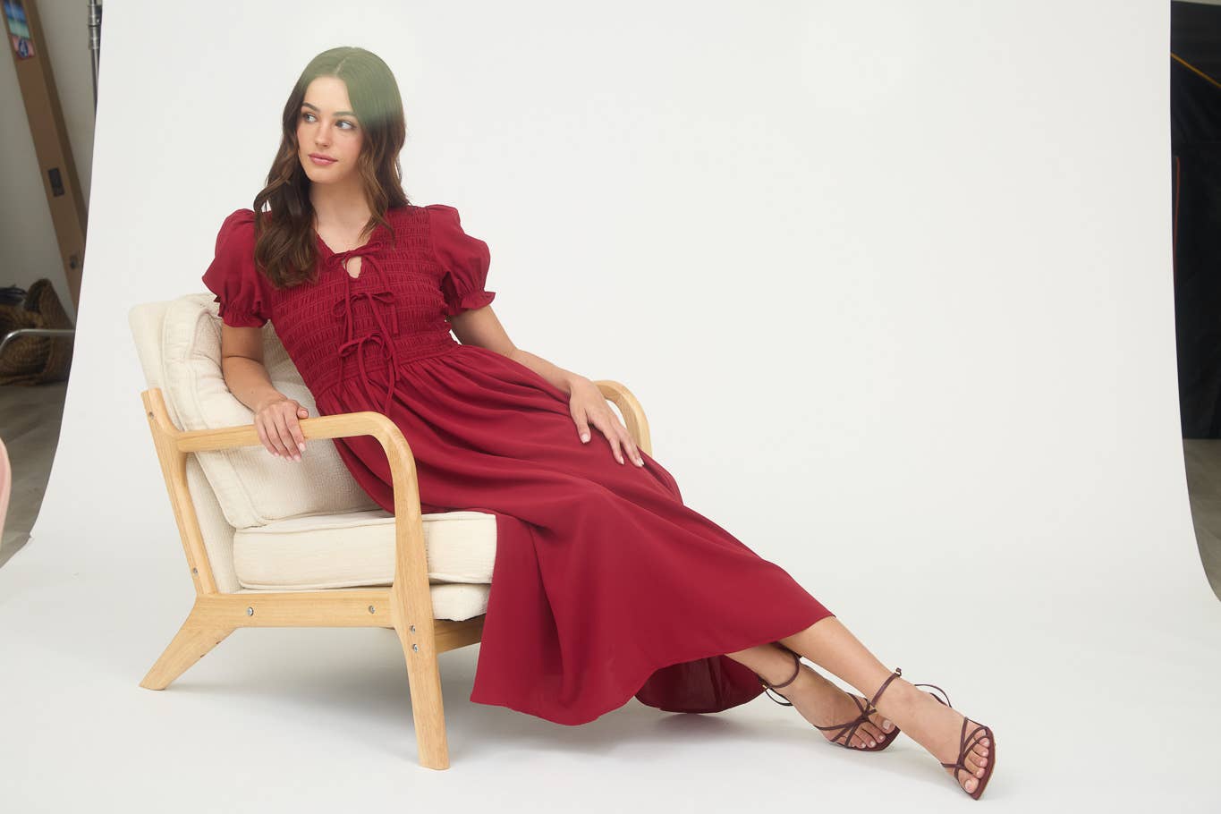 V NECK FRONT TIE SMOCKED PUFF SLEEVE MIDI DRESS: DEEP RED