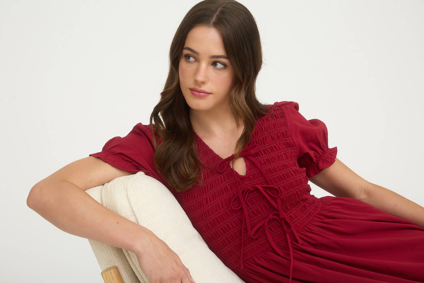 V NECK FRONT TIE SMOCKED PUFF SLEEVE MIDI DRESS: DEEP RED