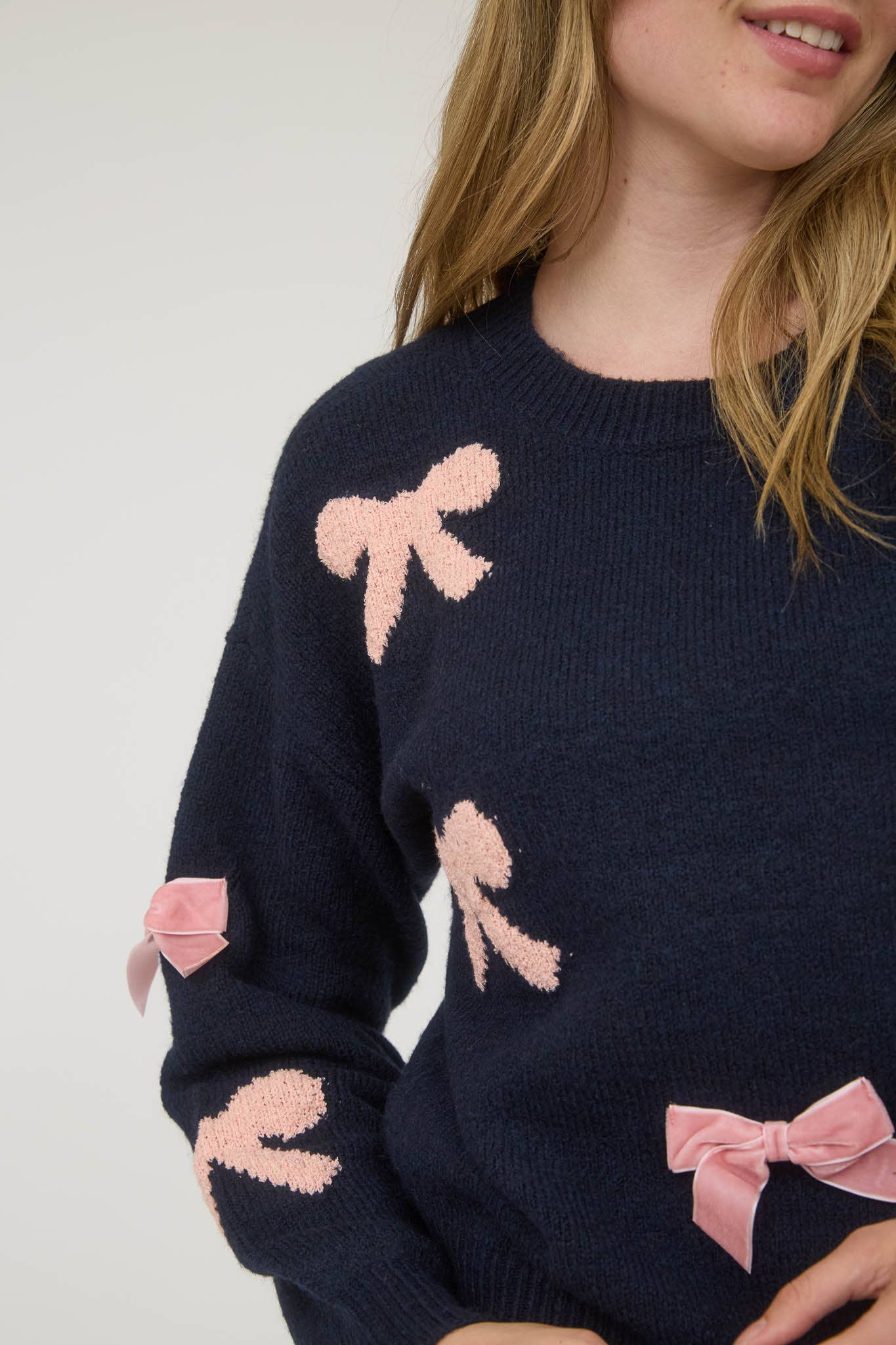 VERY DEMURE BOW PATTERN SWEATER: NAVY