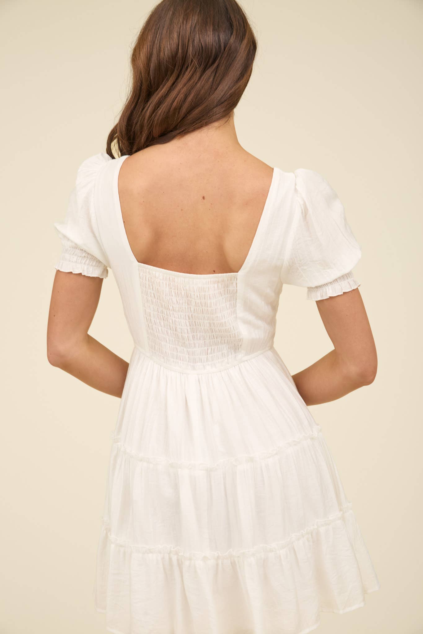 SQUARE NECK SMOCKED DETAIL TIERED MINI DRESS: WHITE