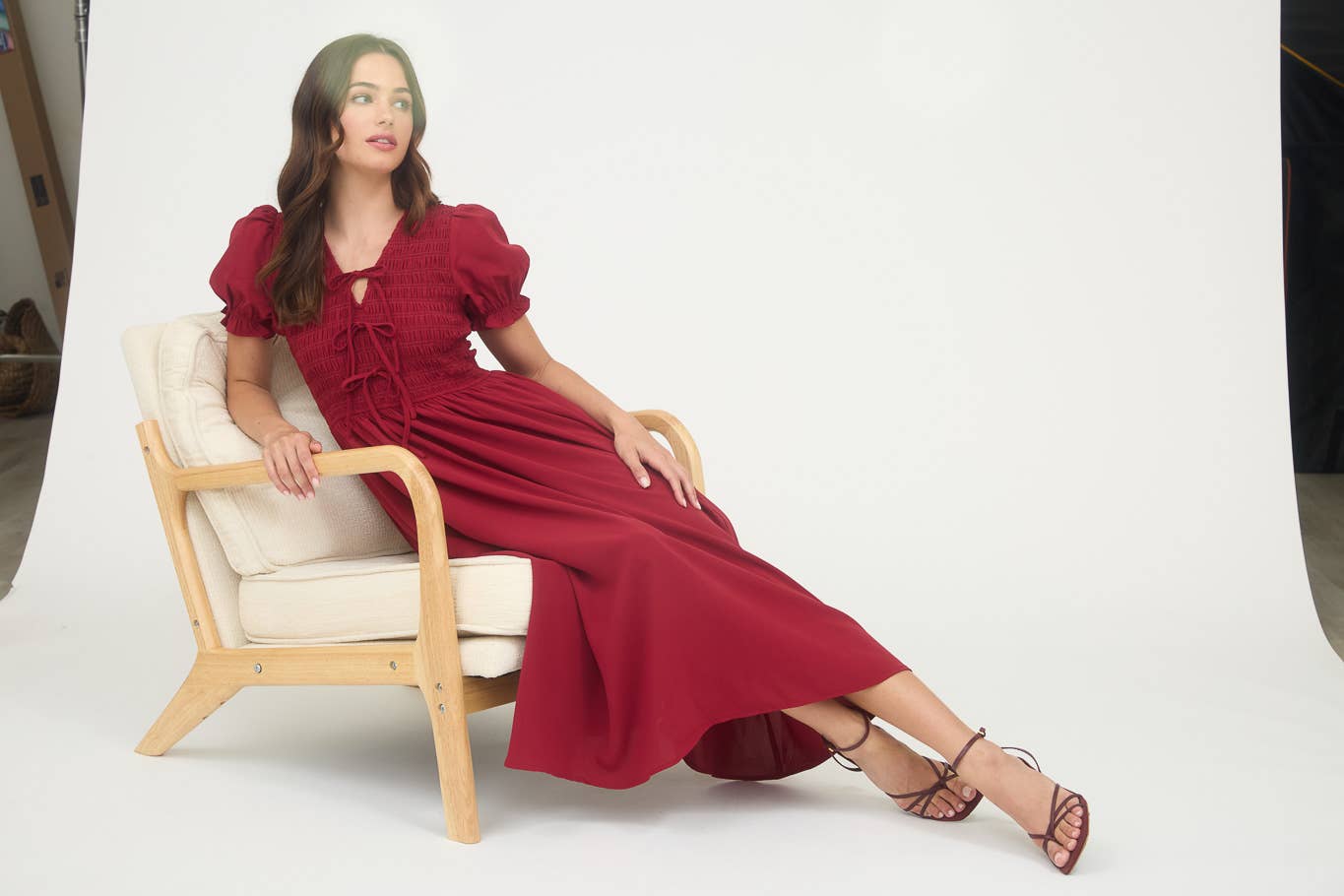 V NECK FRONT TIE SMOCKED PUFF SLEEVE MIDI DRESS: DEEP RED