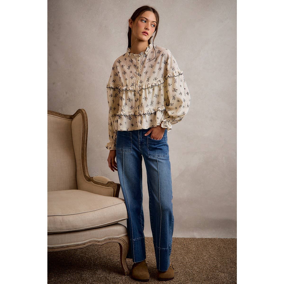 MID RISE FLARE PIN TUCK  BOTTOM DENIM JEANS WITH FRONT PATCH