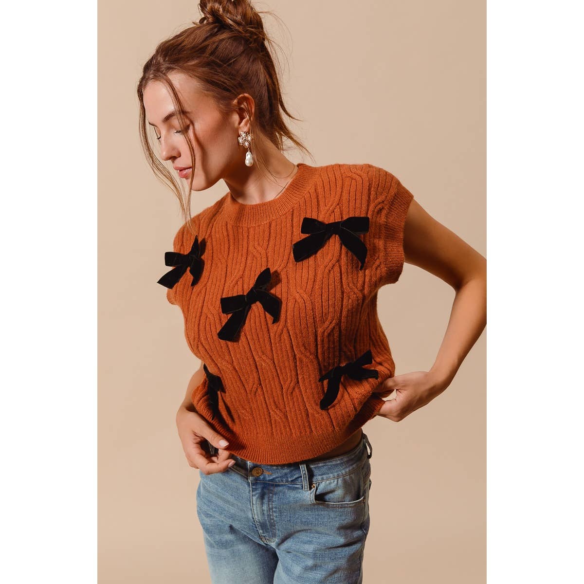 CABLE KNIT SWEATER VEST TOP: RUST