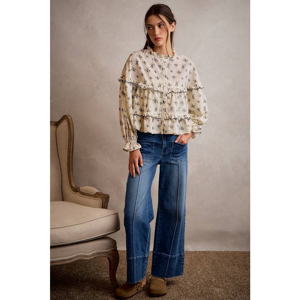 MID RISE FLARE PIN TUCK  BOTTOM DENIM JEANS WITH FRONT PATCH