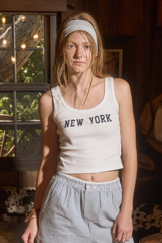 NEW YORK EMBROIDERED CROPPED KNIT TANK TOP: WHITE