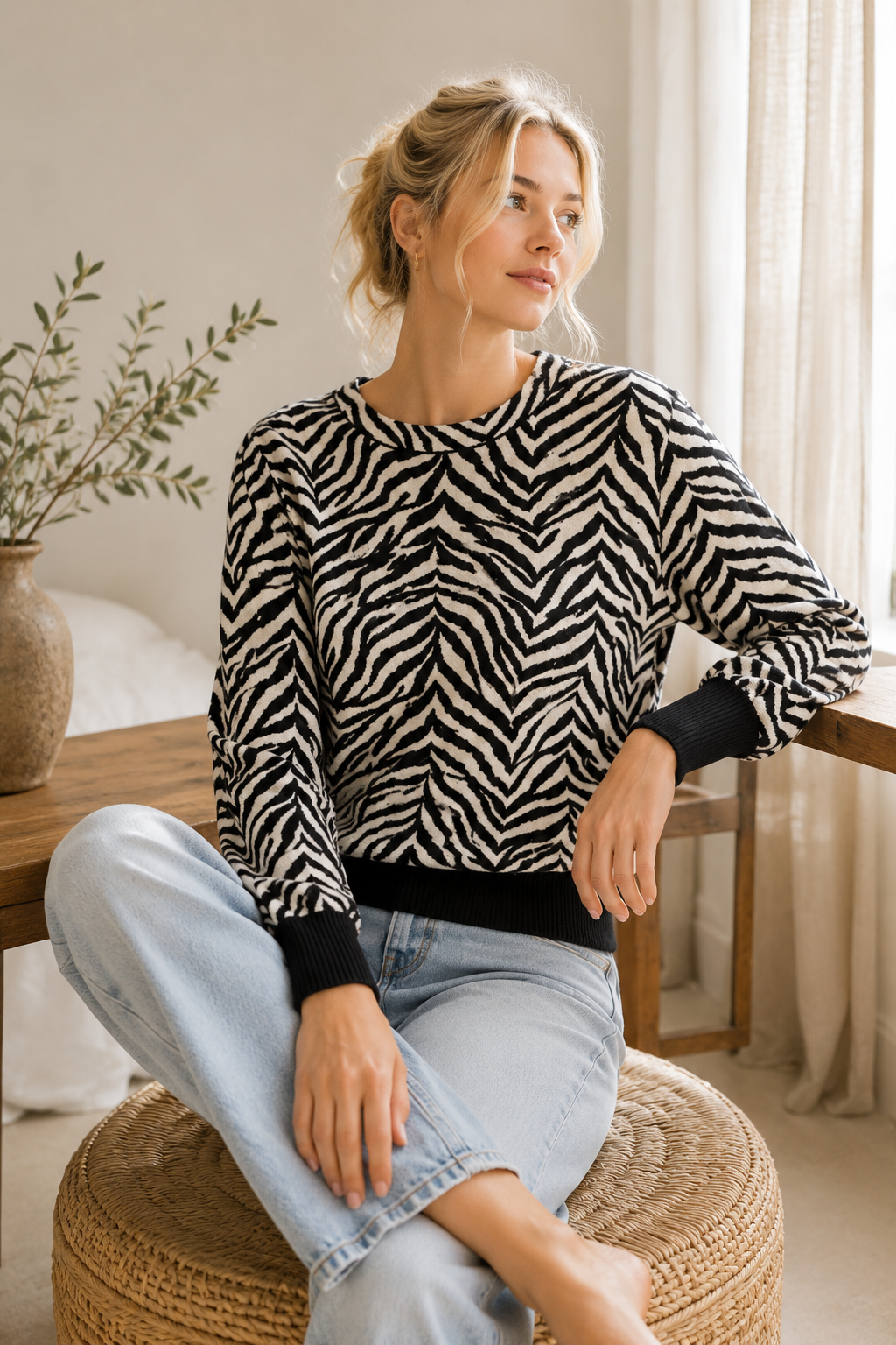 ANIMAL JACQUARD BLOUSON SLEEVE CREWNECK SWEATER: TA/WH / XS