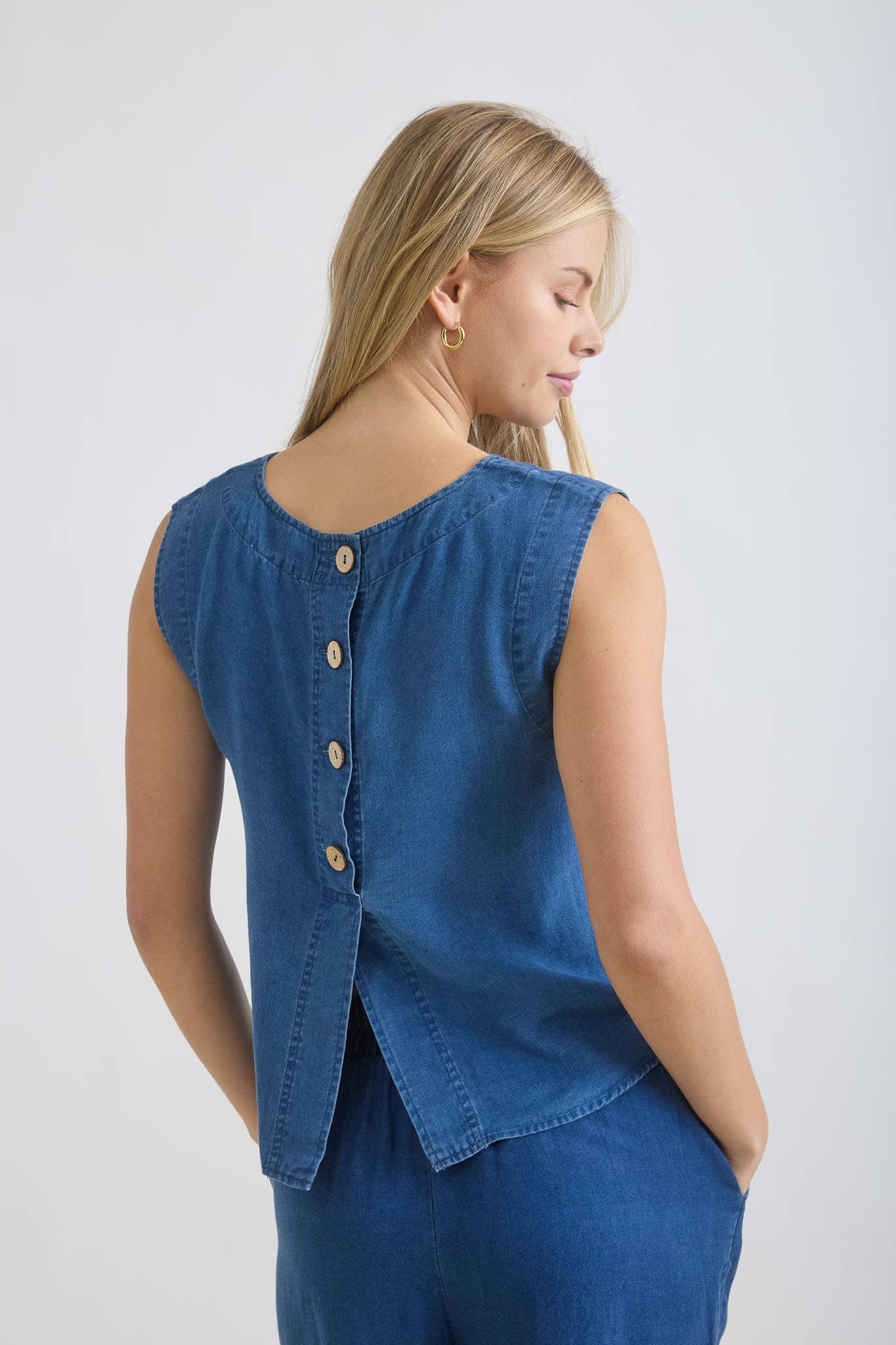 CHAMBRAY BACK HALF BUTTON DETAIL CROP TOP: CHAMBRAY