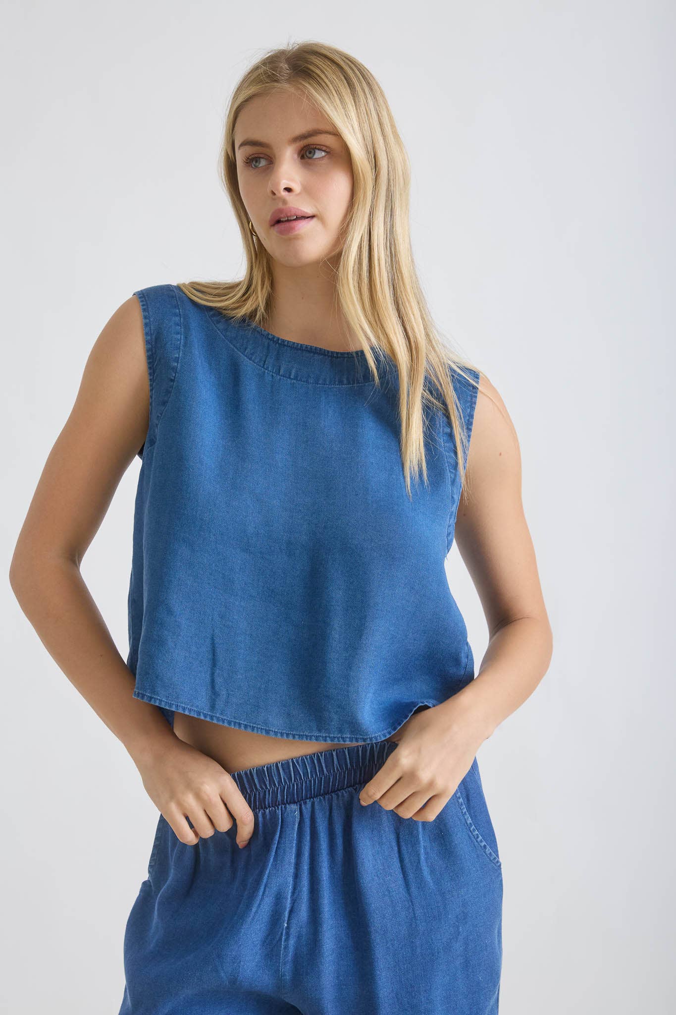 CHAMBRAY BACK HALF BUTTON DETAIL CROP TOP: CHAMBRAY