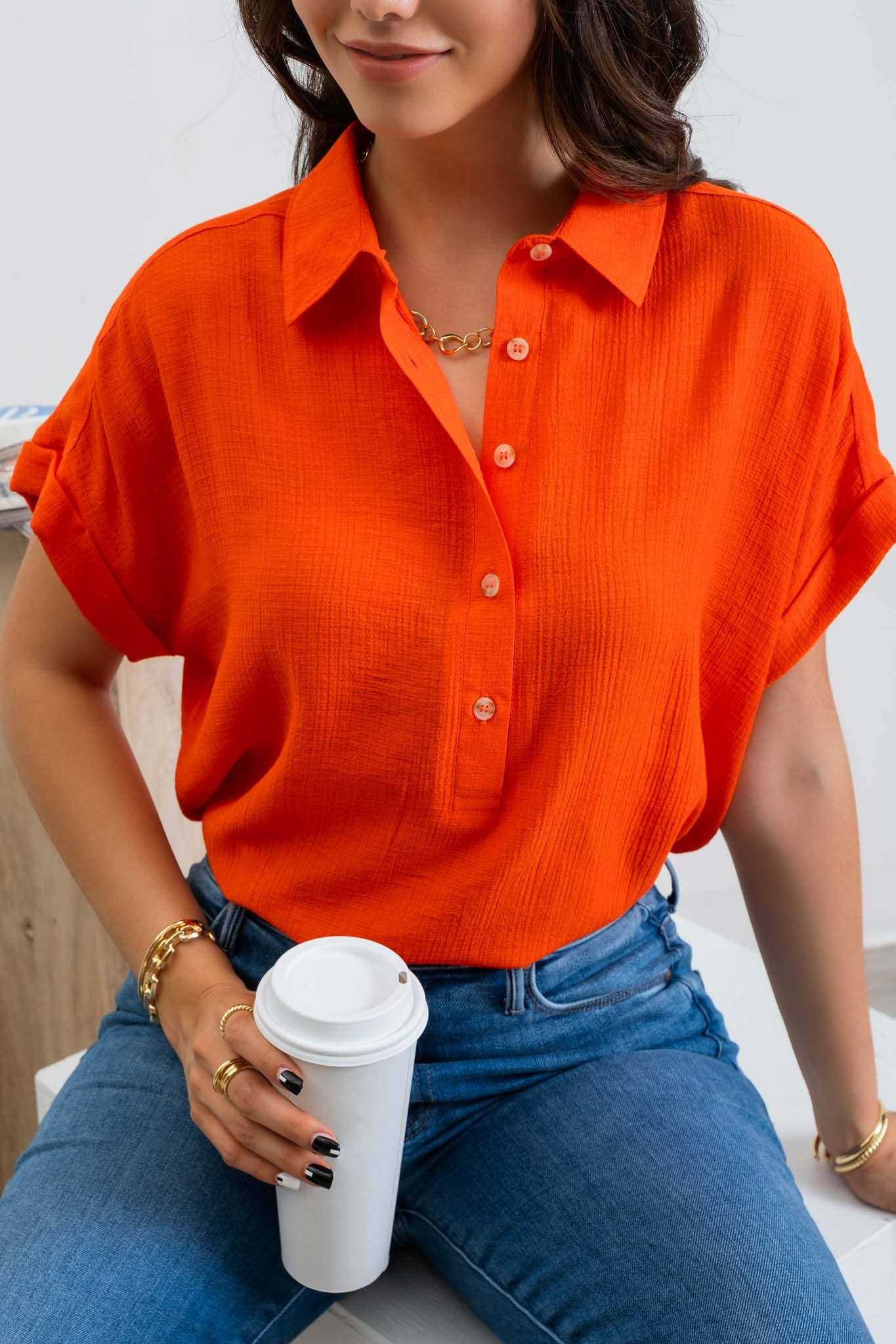 MID BUTTON DOWN WOVEN TOP: TOMATO RED